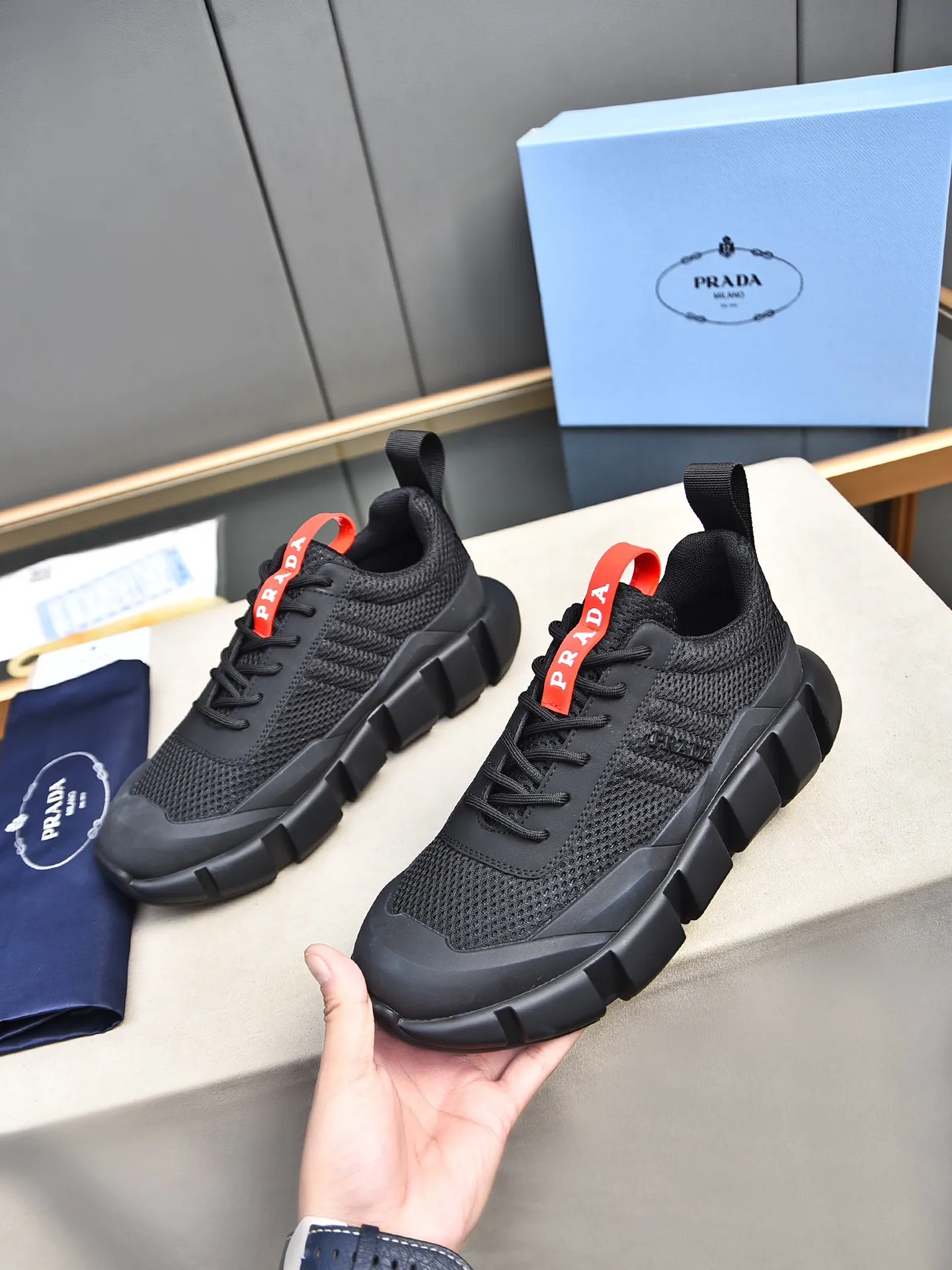Men's shoes 💰480 PRADA/Prada men's lace-up casual sports shoes, the upper is made of cowhide leather and breathable mesh. It is soft, comfortable and breathable. The tongue is decorated with the PRADA brand letter logo. The thick rubber sole echoes the red label tongue. The style is fashionable and generous. The details are carefully crafted. A casual sports shoe with a super fashionable look on the foot. Excellent breathability!  Size: 38-44 (45 46 customized)